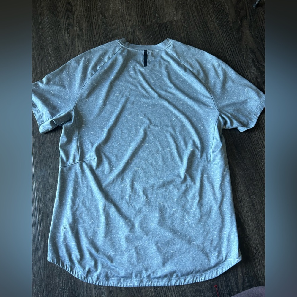 Men’s Lululemon shirt size medium